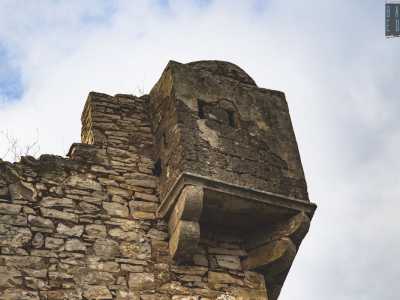 In alto a destra spunta una vedetta: la masseria ha infatti le sembianze di una tipica "torre" barese, modello di costruzione che unisce elementi abitativi e accorgimenti per difendersi dai nemici